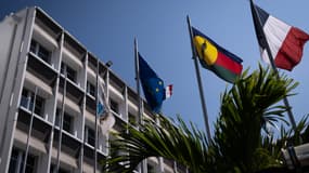 Un drapeau kanak à côté du drapeau français, devant la mairie de Nouméa, en Nouvelle-Calédonie le 23 septembre 2024.