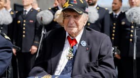 Le vétéran français de 1939-45, Jacques Lewis, qui a débarqué avec les alliés américains sur Utah beach, le 8 juin 1944, lors des commémorations du 80ème anniversaire du Débarquement sous l'Arc de Triomphe à Paris  
