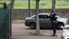 Un policier effectue un contrôle radar le 7 mai 2012 à Paris.