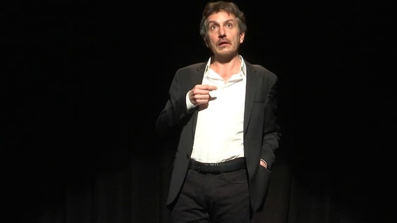 Olivier Sauron, ici sur la scène du Théâtre La Bruyère, a vu ressurgir son passé de proche de Dieudonné et Alain Soral à la faveur d'anciens tweets antisémites. 