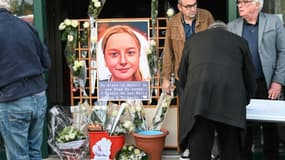 Des personnes rendent un dernier hommage à Lola, la collégienne assassinée, le 21 octobre 2022 à Fouquereuil, dans le Pas-de-Calais