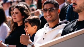 Achraf Hakimi dans les travers de Suzanne Lenglen pour assister à cette deuxième journée de Roland Garros.
