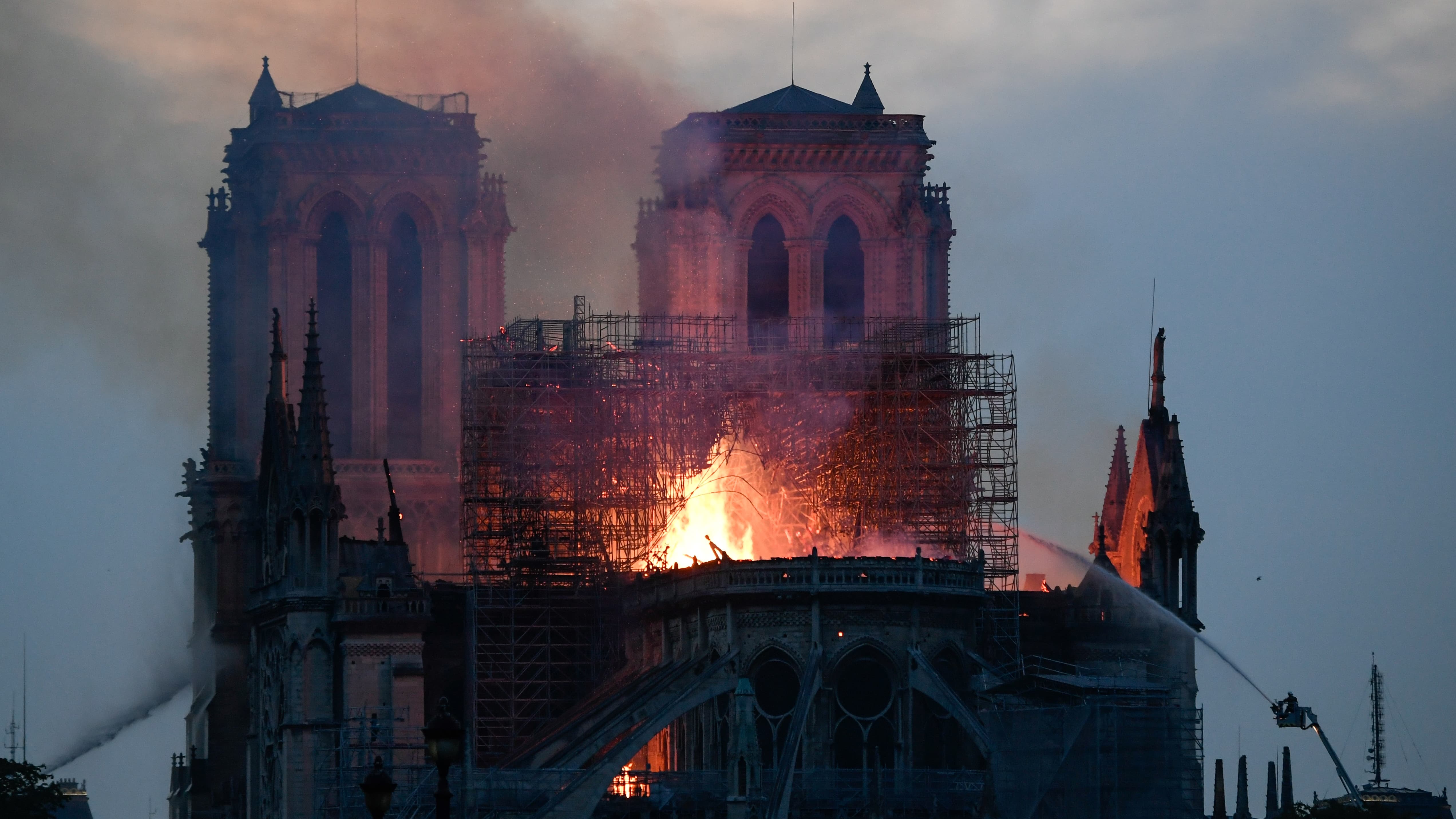 Notre-Dame: de 18h45 à 3h30, la course contre-la-montre des sapeurs-pompiers Notre-Dame: de 18h45 à 3h30, la course contre-la-montre des sapeurs-pompiers