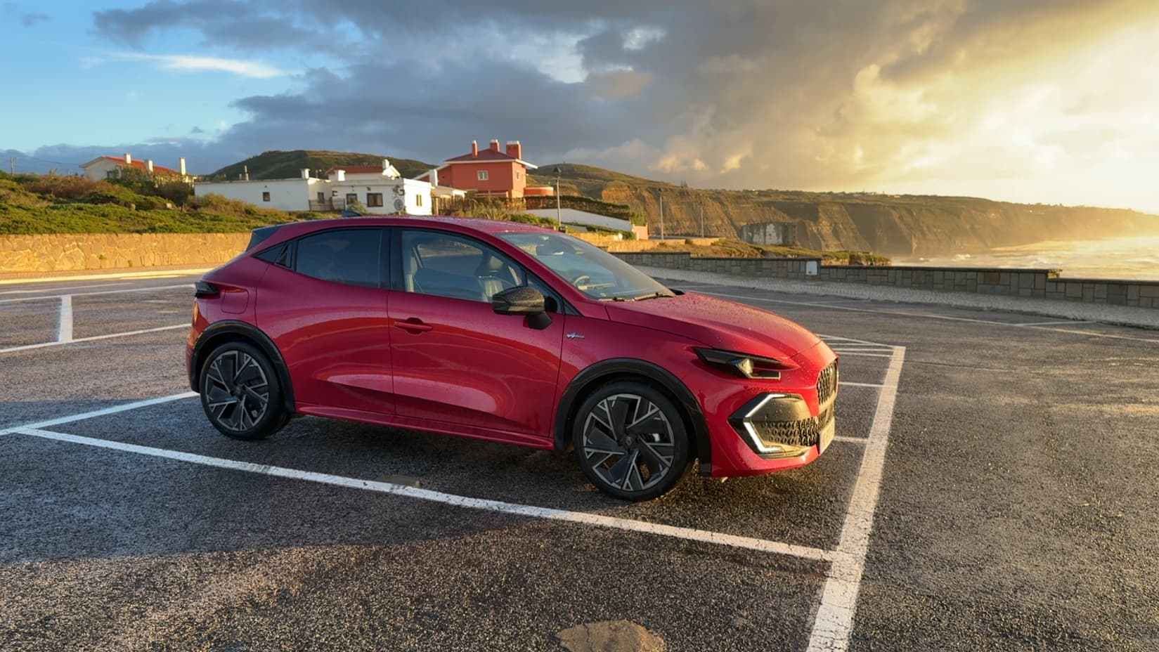 Une Renault Clio plus grande et donc plus polyvalente pour combler la disparition au catalogue de la Mégane thermique, passée au 100% électrique. 