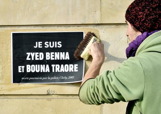 Une affiche faisant référence à la mort de Zyed Benna et Bouna Traore, lors d'une manifestation contre la brutalité policière, le 18 mars 2015 à Rennes