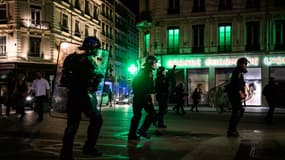 Des forces de l'ordre qui patrouillent à Lyon le 30 juin pour contrer les émeutes après la mort de Nahel