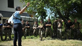 Des gendarmes à la recherche du petit Emile au Vernet. 