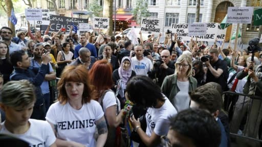 Rassemblement de féministes devant le palais de justice où quatre militantes sont jugées pour "exhibition sexuelle", le 31 mai 2017 à Paris
