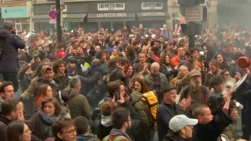 Des personnes se sont réunies à Paris le 17 avril 2023, munis de casseroles, pour protester contre l'allocation d'Emmanuel Macron.