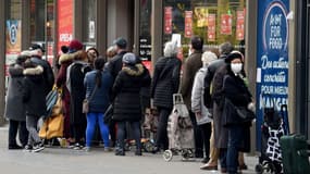 Certains supermarchés ont mis en place des mesures de filtrage à leur entrée. 