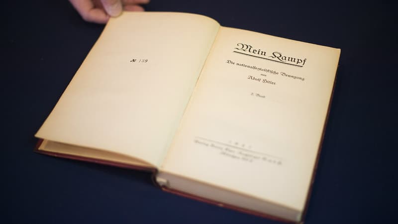 Une copie du pamphlet d'Adolf Hitler, Mein Kampf. 
