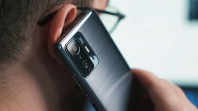 Une personne en conversation téléphonique (photo d'illustration).