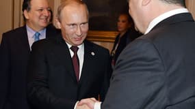 Vladimir Poutine, président russe, et son homologue Petro Porochenko (à droite), se sont rencontrés à Milan ce vendredi, à l'occasion d'un mini-sommet sur l'Ukraine.