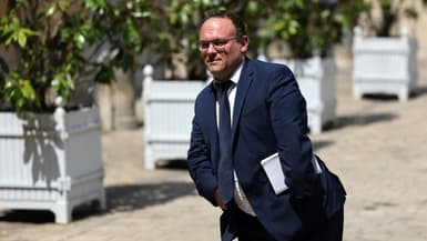 Le ministre des Solidarités Damien Abad arrive à l'hôtel Matignon, le 21 juin 2022 à Paris