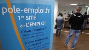 Selon une étude de l'OCDE publiée jeudi, la France est toujours le pays qui consacre le plus de moyens à ses dépenses sociales, qui devraient atteindre 33% de son produit intérieur brut cette année. /Photo prise le 26 mars 2013/REUTERS/Jean-Paul Pélissier