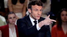 Le président Emmanuel Macron pendant l'émission "La France face a la guerre" diffusée sur TF1, à Saint-Denis, au nord de Paris, le 14 mars 2022