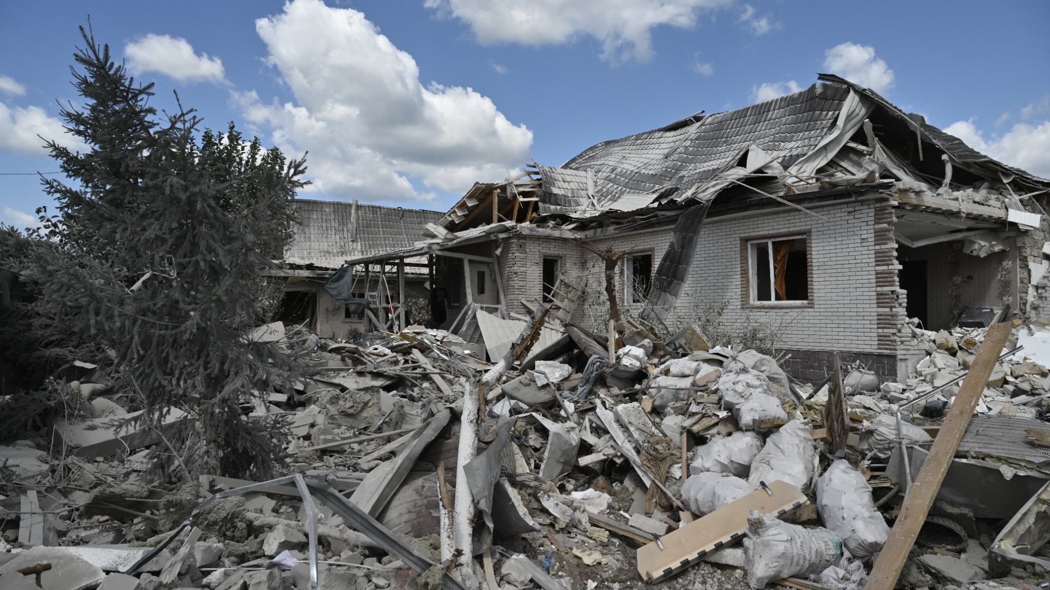 Une maison endommagée par une frappe russe dans un village du district de Brovary, le dimanche 11 août 2024.