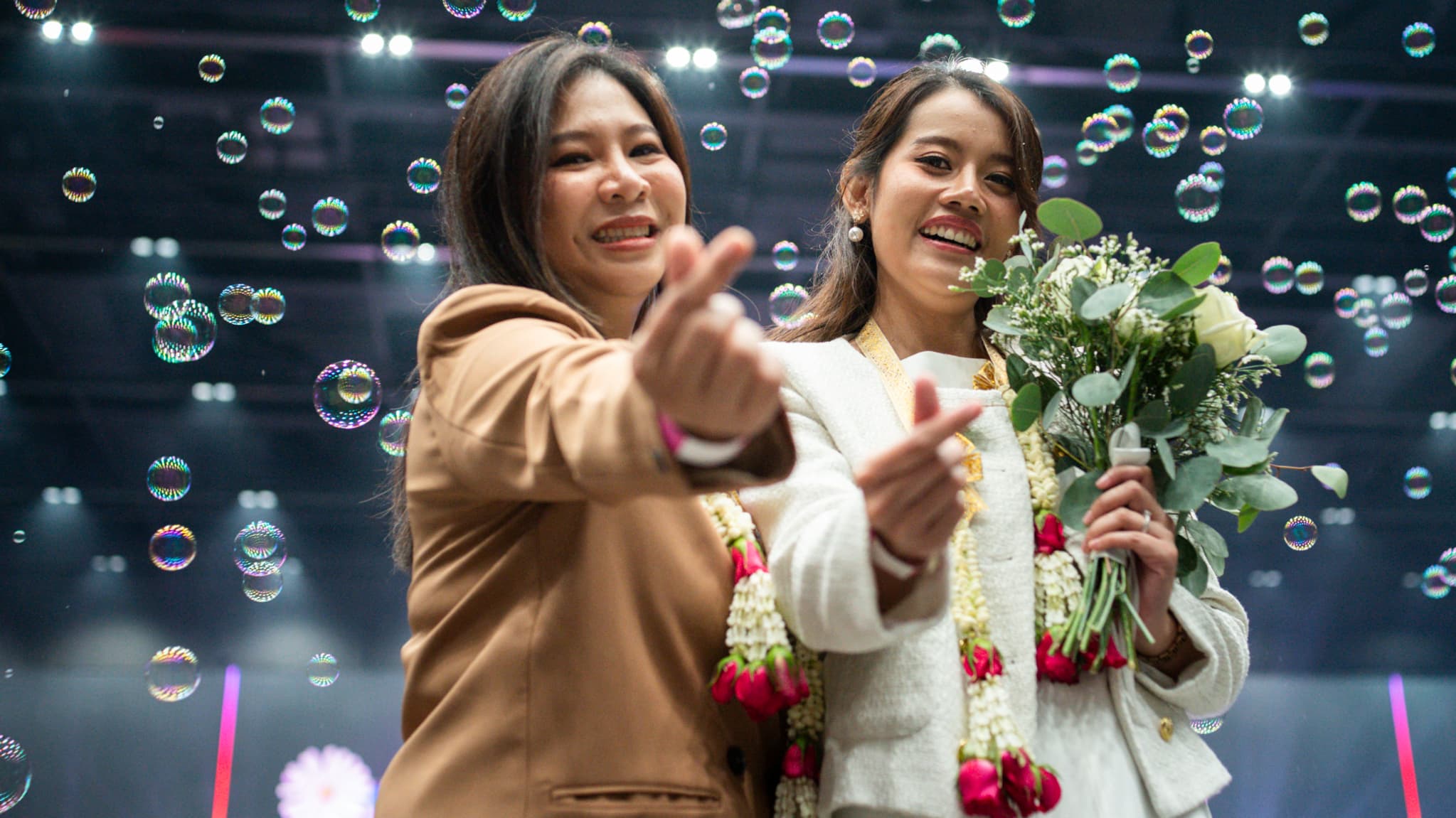 Atchima pornmuktra et Wipanee nonthamarn posent lors de l'enregistrement de leur mariage au centre commercial Paragon à Bangkok, en Thaïlande, le 23 janvier 2025.