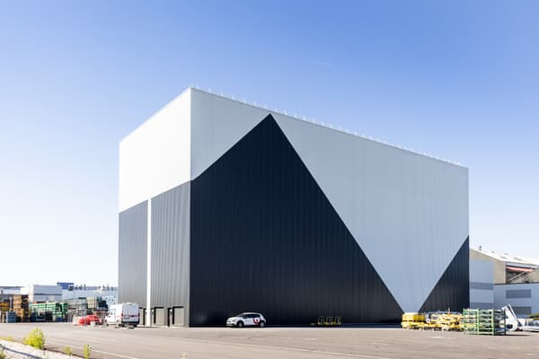 Ce bâtiment permet à l'usine Stellantis de Sochaux de disposer d'un magasin automatisé pour accéder à différents composants. 4200 palettes peuvent y être stockées et délivrées à rason d'une palette toutes les 18 secondes.