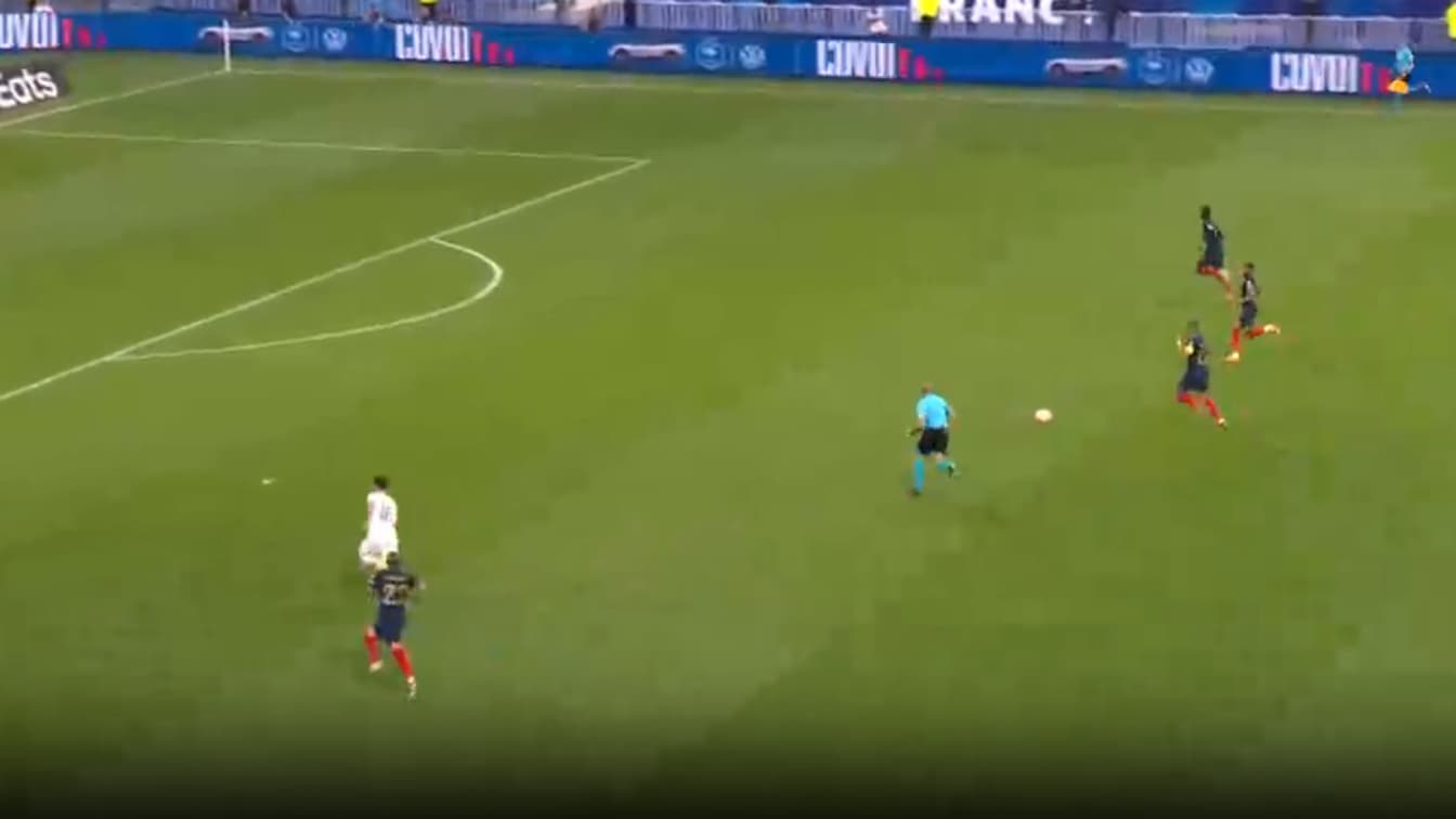 Théo Hernandez passe le ballon vers l'axe où Kylian Mbappé, Christopher Nkunku et Ousmane Dembélé ont un boulevard vers le but (France-Grèce: 1-0, 19 juin 2023)