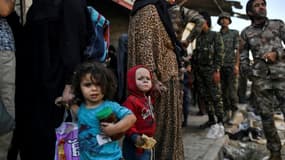 Des femmes et des enfants syriens après leur fuite de Raqa, le 12 octobre 2017