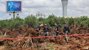 Le cratère près de l'aéroport Ben Gourion à Tel Aviv, après qu'un missile lancé depuis le Yémen a frappé la zone le 4 mai 2025. 