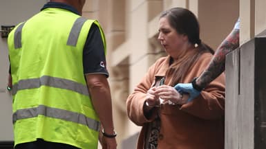 Erin Patterson, condamnée pour meurtre, est escortée hors de la Cour suprême de Victoria à l'issue de l'audience préliminaire à la détermination de la peine qui s'est tenue à Melbourne le 25 août 2025. 