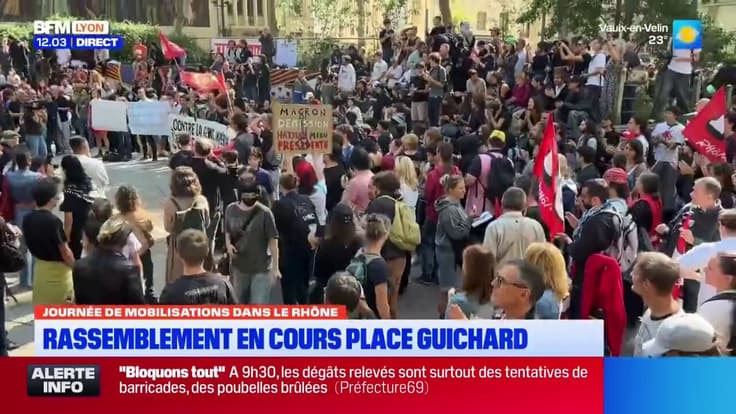 "Bloquons tout": plusieurs centaines de personnes se réunissent sur la place Guichard