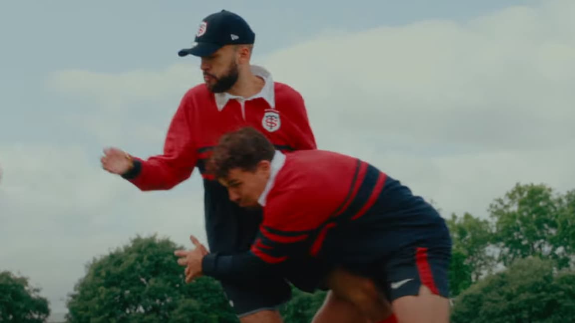 Oli et Antoine Dupont dans le clip "Dernière" Oli et Antoine Dupont dans le clip "Dernière"