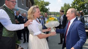 Lors de son mariage le 18 août, Karin Kneiss, la ministre des Affaires Étrangères autrichienne a reçu la visite de Vladimir Poutine