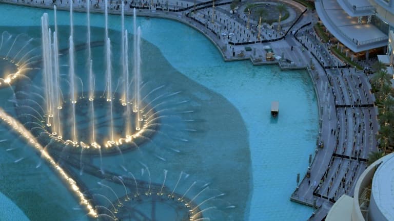 Les célèbres eaux virevoltantes de la fontaine de Dubaï, aux Emirats arabes unis, le 5 juin 2020