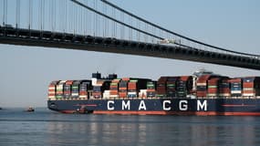 Un cargo CMA CGM dans le port de New York (Etats-Unis) en mai 2021.