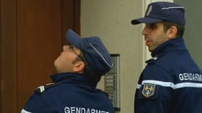 A Dourdan, des gendarmes enquêtent après qu'un déséquilibré armé d'un couteau a blessé huit personnes.