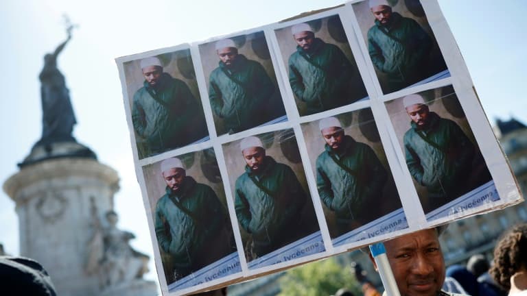 Des portraits d'Aboubakar Cissé, tué à coups de couteau à la mosquée de La Grand-Combe fin avril, lors d'un rassemblement en sa mémoire à Paris, le 1er mai 2025