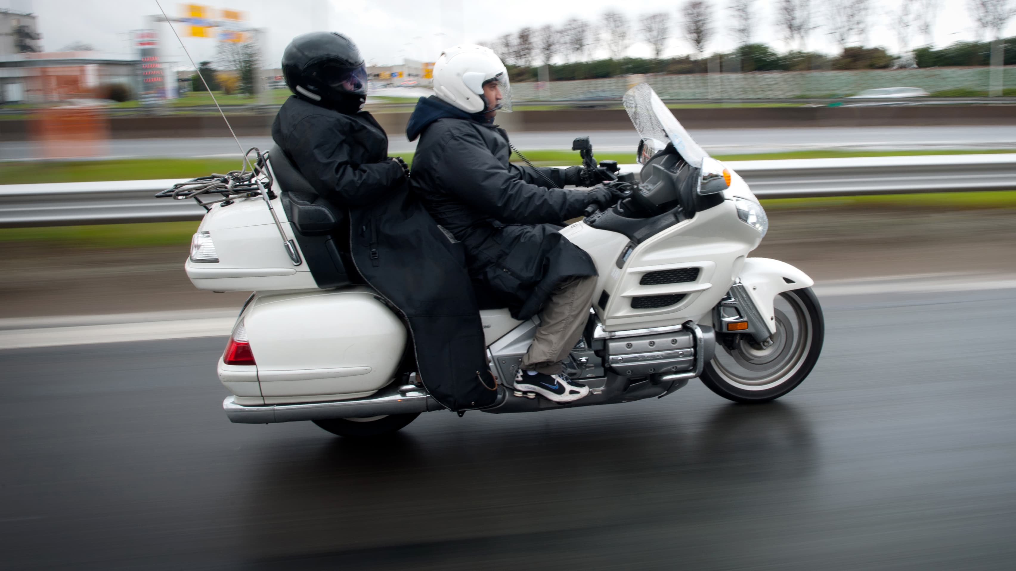 Sans protection, à moto ou à scooter, - Sécurité routière