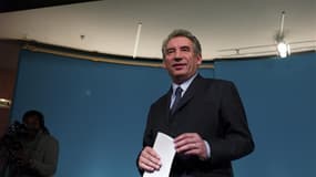L'ex-candidat centriste François Bayrou demande dans une lettre à Nicolas Sarkozy et François Hollande des "mesures crédibles" pour le redressement financier de la France, jugeant leurs projets respectifs insoutenables économiquement. /Photo prise le 22 a