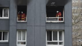 Les pompiers dans le bâtiment de Bobigny où sont mortes quatre personnes jeudi soir.