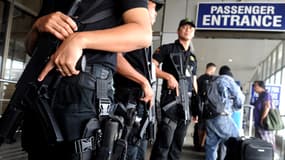 Les soldats armés gardent l’aéroport de Manille, aux Philippines. La sécurité a été lourdement renforcée dans les aéroports de la région.