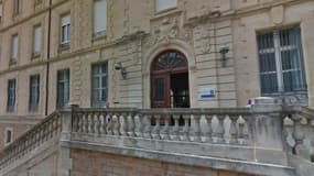 La façade du lycée Henri IV de Béziers.