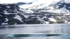 Un petit iceberg est photographié sur le lac de Djupvatnet, en Norvège, le 25 juin 2024. 
