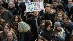 Des manifestants protestant contre les réformes du gouvernement à Paris ce jeudi 22 mars. 
