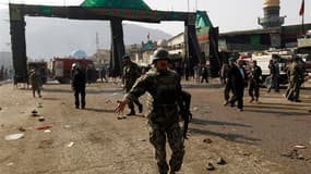 Militaires afghans près du sanctuaire chiite à Kaboul où un kamikaze s'est fait exploser. L'attentat a fait au moins 48 morts. /Photo prise le 6 décembre 2011/REUTERS/Omar Sobhani