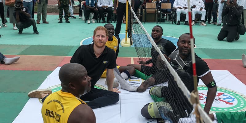 Le prince Harry a participé samedi au Nigeria à un match de volley-ball assis avec des vétérans de l'armée