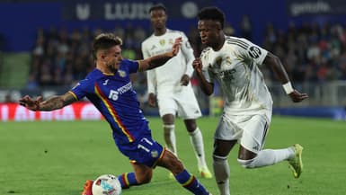 Le défenseur de Getafe Francisco Femenia commet une faute sur Vinicius Jr le 19 octobre 2025 
