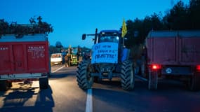 Des agriculteurs organisant un blocage avec des tracteurs à Auch, dans le Gers, ce vendredi 12 décembre 2025. (photo d'illustration)
