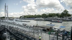 Les préparatifs se poursuivent sur les quais de Seine avant la cérémonie d'ouverture des JO, le 26 juillet 2024