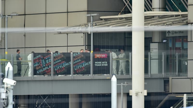 Les enquêteurs devant l'entrée de l'Arena de Manchester. 