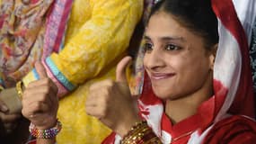 Une jeune femme sourde et muette Indienne retrouve sa famille - Fondation Karachi - 26 octobre 2015. 