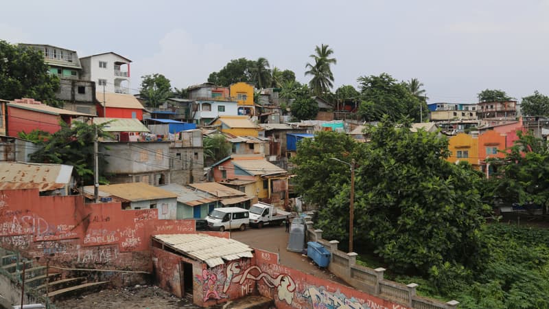 Une photo prise le 8 mars 2021 montre le village de M'tsapere, district de Mamoudzou sur l'île française de Mayotte, dans l'océan Indien.