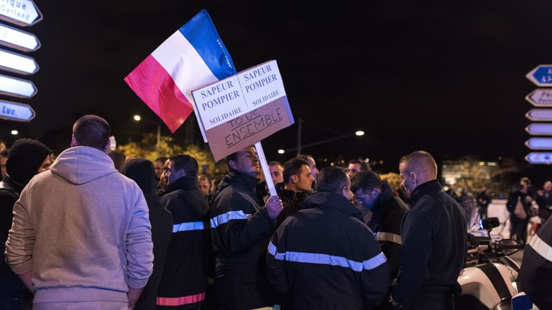 Les pompiers solidaires des manifestations policières, à Lyon, en octobre dernier.